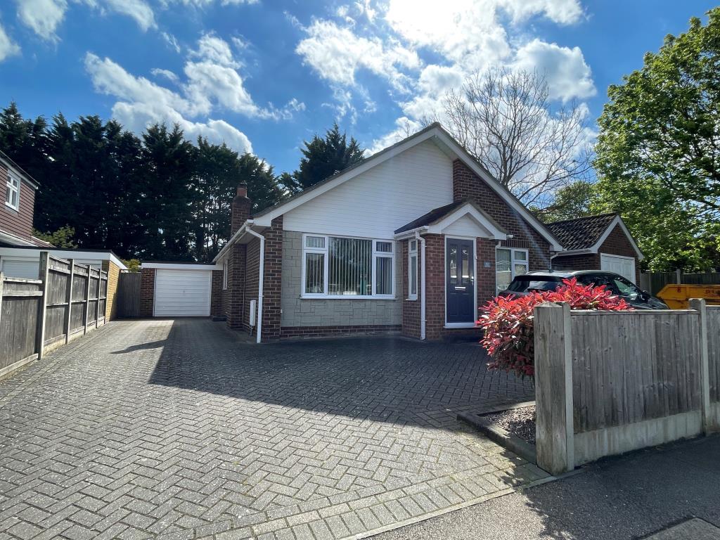 Lot: 166 - WELL-PRESENTED BUNGALOW FOR STRUCTURAL REPAIR - Dethatched bungalow with two garages